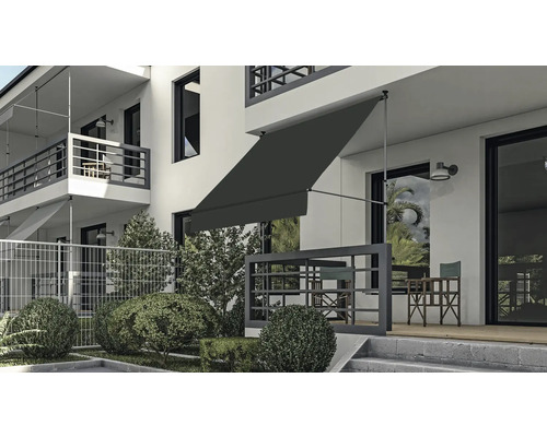 Vue d'un bâtiment avec un store banne déployé pour ombrager la terrasse