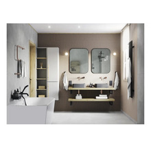 Salle de bain lumineuse avec baignoire, lavabos, miroir et étagères pour accessoires de salle de bain