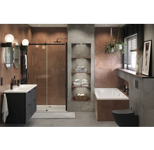 Salle de bain moderne avec douche, lavabo, baignoire et toilettes dans des tons sombres