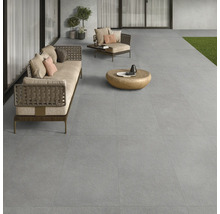 Terrasse avec carreaux gris et mobilier de jardin