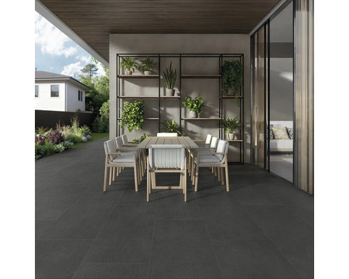 Terrasse avec table à manger et chaises ainsi qu'une étagère avec des plantes