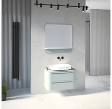 Salle de bains moderne avec meuble sous-vasque suspendu, vasque à poser, robinetterie murale noire, miroir avec étagère et radiateur design.
