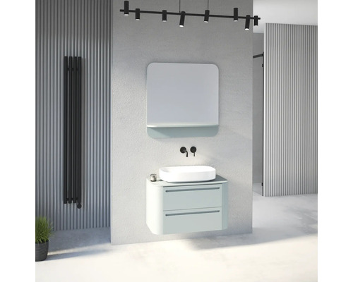 Salle de bains moderne avec meuble sous-vasque suspendu, vasque à poser, robinetterie murale noire, miroir avec étagère et radiateur design.