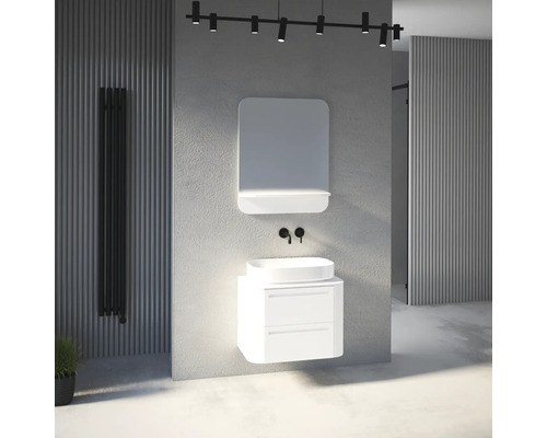 Ensemble de salle de bains moderne avec meuble sous-vasque blanc, vasque à poser, miroir et robinetterie murale noire dans une pièce lumineuse.