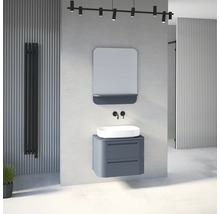 Salle de bains moderne avec meuble sous-lavabo bleu-gris suspendu, vasque à poser blanche, miroir avec tablette et robinetterie noire.