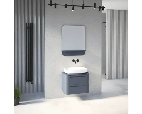 Salle de bains moderne avec meuble sous-lavabo bleu-gris suspendu, vasque à poser blanche, miroir avec tablette et robinetterie noire.