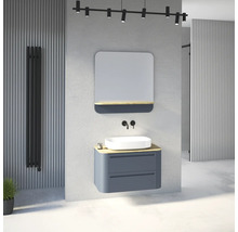 Salle de bains moderne avec meuble sous vasque suspendu, vasque à poser blanche et robinetterie noire. Au-dessus, un miroir avec tablette.