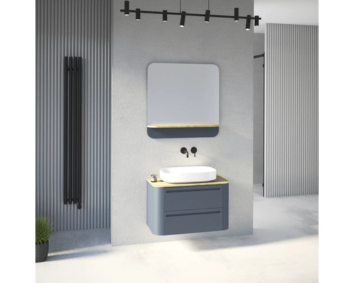 Salle de bains moderne avec meuble sous vasque suspendu, vasque à poser blanche et robinetterie noire. Au-dessus, un miroir avec tablette.