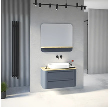 Salle de bains moderne avec meuble sous-vasque bleu, plan en bois, vasque à poser blanche, miroir et robinetterie murale noire.