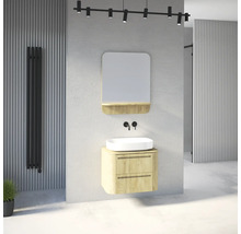 Salle de bains moderne avec meuble sous-vasque en aspect bois clair, vasque à poser blanche, robinetterie murale noire et miroir avec tablette.