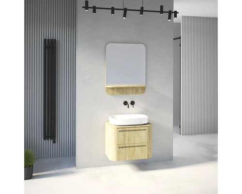Salle de bains moderne avec meuble sous-vasque en aspect bois clair, vasque à poser blanche, robinetterie murale noire et miroir avec tablette.