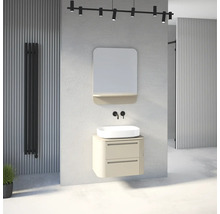Salle de bains lumineuse avec meuble beige suspendu, vasque blanche, robinet mural noir, miroir avec étagère et radiateur noir.