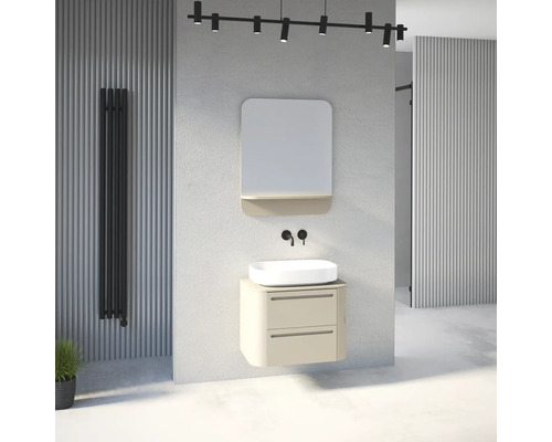 Salle de bains lumineuse avec meuble beige suspendu, vasque blanche, robinet mural noir, miroir avec étagère et radiateur noir.