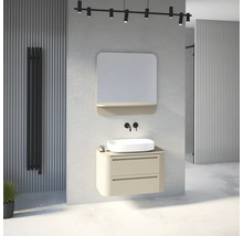 Salle de bains moderne et lumineuse avec meuble sous-vasque beige, vasque blanche, robinet noir, miroir avec tablette et radiateur vertical noir.