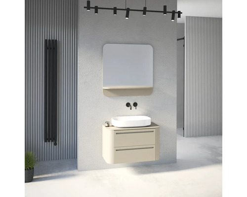Salle de bains moderne et lumineuse avec meuble sous-vasque beige, vasque blanche, robinet noir, miroir avec tablette et radiateur vertical noir.