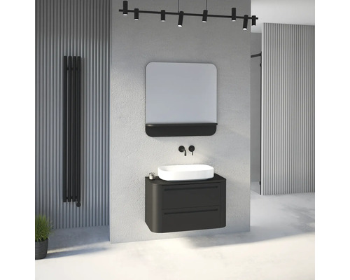 Salle de bains moderne avec meuble sous-vasque noir, vasque à poser blanche, miroir avec étagère, radiateur design et éclairage sur rail.