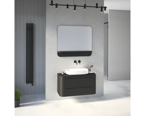 Modernes Badezimmer mit schwarzem Waschtischunterschrank, weißem Aufsatzbecken, Wandarmatur, Spiegel mit Ablage und schwarzem Design-Heizkörper.