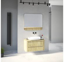 Salle de bains moderne avec meuble sous-vasque en bois clair, vasque à poser blanche, robinetterie murale noire, miroir et radiateur noir.