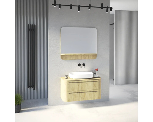 Salle de bains moderne avec meuble sous-vasque en bois clair, vasque à poser blanche, robinetterie murale noire, miroir et radiateur noir.