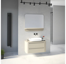 Salle de bain moderne avec meuble sous-vasque suspendu beige, vasque à poser, miroir avec étagère, robinetterie noire et radiateur noir.