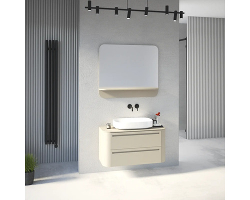 Salle de bain moderne avec meuble sous-vasque suspendu beige, vasque à poser, miroir avec étagère, robinetterie noire et radiateur noir.