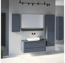 Modernes Badezimmer mit dunkelblauem Waschtischunterschrank, weißem Aufsatzwaschbecken, passenden Hochschränken, Spiegel und schwarzer Wandarmatur.