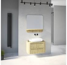 Salle de bain lumineuse avec meuble en bois rainuré, vasque à poser blanche, robinetterie noire, miroir avec tablette et radiateur noir.