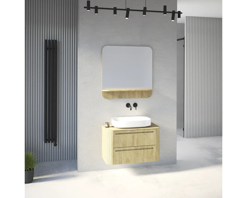 Salle de bain lumineuse avec meuble en bois rainuré, vasque à poser blanche, robinetterie noire, miroir avec tablette et radiateur noir.