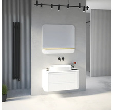 Salle de bain moderne avec meuble sous-vasque blanc, vasque à poser, robinetterie murale noire et grand miroir avec tablette sur mur gris clair.