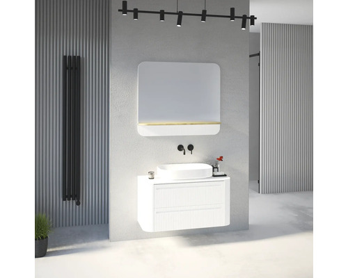 Salle de bain moderne avec meuble sous-vasque blanc, vasque à poser, robinetterie murale noire et grand miroir avec tablette sur mur gris clair.