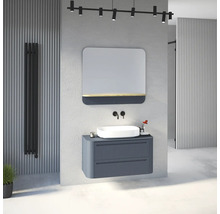 Salle de bain moderne avec meuble sous-vasque suspendu gris rainuré, vasque à poser blanche, robinetterie noire et miroir.
