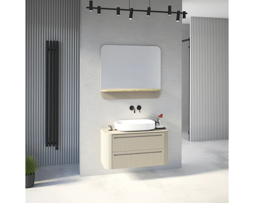Modernes Badezimmer mit hellem geriffeltem Waschtischunterschrank, weißem Aufsatzbecken, schwarzer Wandarmatur, Spiegel und schwarzem Vertikalheizkörper.