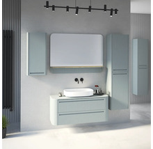 Salle de bains moderne et lumineuse avec meubles rainurés, vasque à poser, miroir avec étagère, colonnes et éclairage industriel.