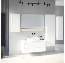 Ensemble de meubles de salle de bain blanc moderne avec façades rainurées, vasque à poser, miroir et colonnes dans une pièce lumineuse et organisée.