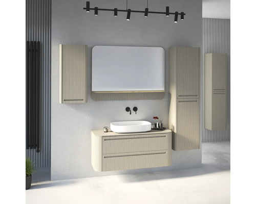 Modernes Badezimmer mit hängendem Waschtischunterschrank und Seitenschränken in Beige mit Rillenstruktur, Aufsatzbecken und großem Spiegel.