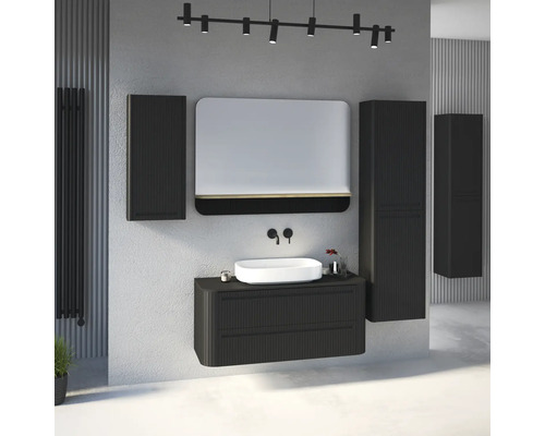 Modernes Badezimmer mit schwarzem Waschtisch in Rillenoptik, weißem Aufsatzwaschbecken, großem Spiegel und schwarzen Hängeschränken. Hell und minimalistisch.