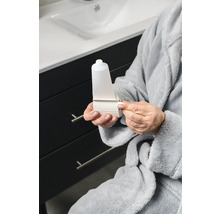 Femme avec presse-tube de dentifrice dans la salle de bain