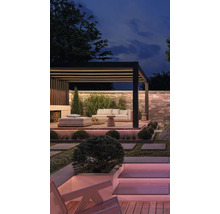 Beleuchteter Gartenbereich mit Pergola, Sitzgelegenheiten und Steinstufen