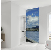 Salle de bains avec paroi de douche et robinetterie de douche