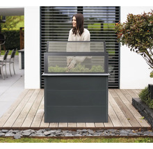 Jardinière surélevée avec couvercle transparent et femme jardinant sur une terrasse en bois