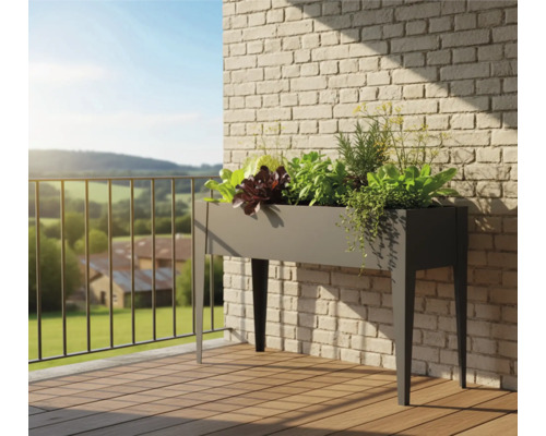 Jardinière surélevée avec plantes sur un balcon avec mur de briques