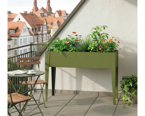 Scène de balcon avec jardinière surélevée, table et chaises