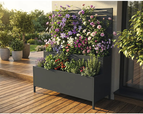 Jardinière à plusieurs niveaux en métal avec treillis et diverses plantes sur une terrasse.