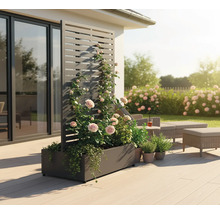 Jardinière avec treillis sur une terrasse avec mobilier de jardin et plantes.