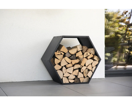 Sechseckiges Brennholzregal aus Metall mit Holzscheiten