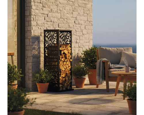Brennholzregal aus Metall mit Holzmuster neben Terrasse mit Sitzgelegenheit