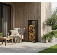 Szene mit Feuerholzregal gefüllt mit Holz, Sessel und Tisch auf einer Terrasse