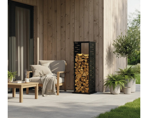 Szene mit Feuerholzregal gefüllt mit Holz, Sessel und Tisch auf einer Terrasse