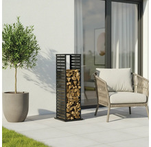 Holzlager aus Metall mit Holz neben Sessel und Pflanze im Topf