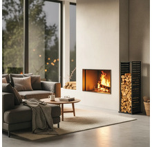 Wohnzimmer mit Kamin, Sofa, Couchtisch und Holzregal